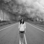 噴火の前に立つ女性